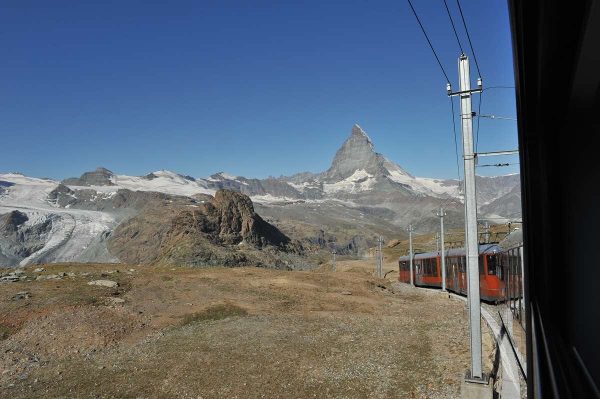 氷河とマッターホルンの景色が見られるスイスのゴルナーグラート鉄道の車窓