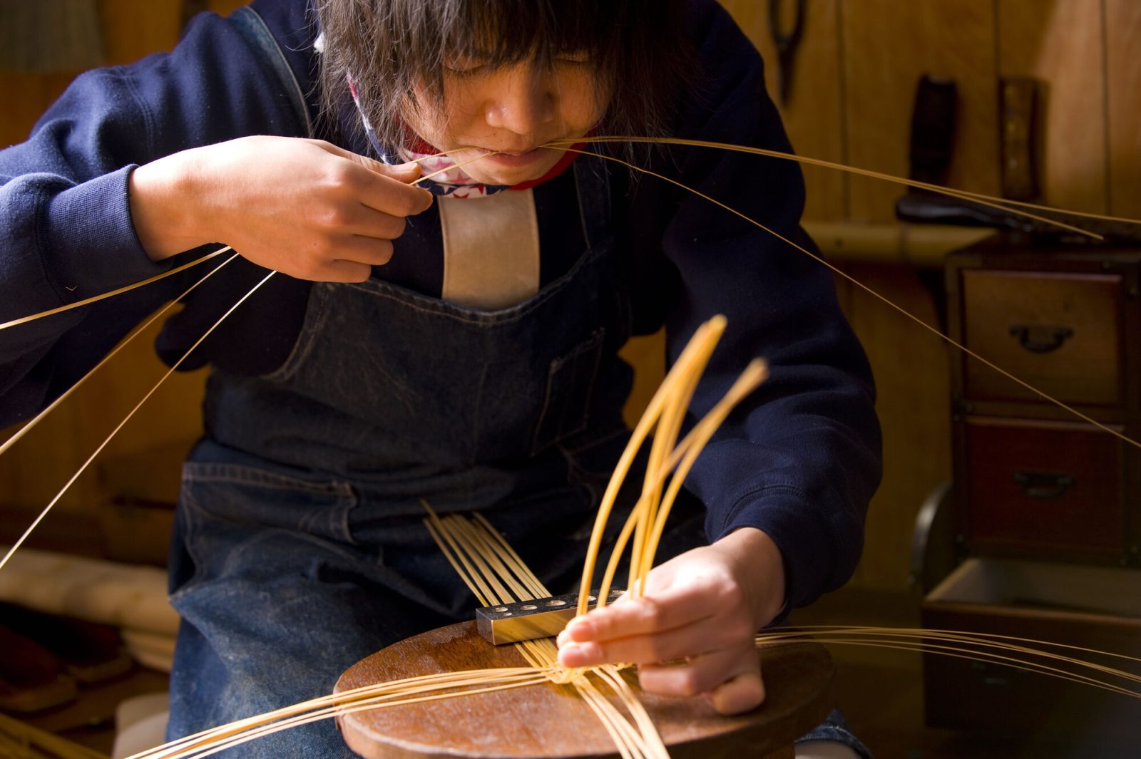 別府竹細工を作っている様子
