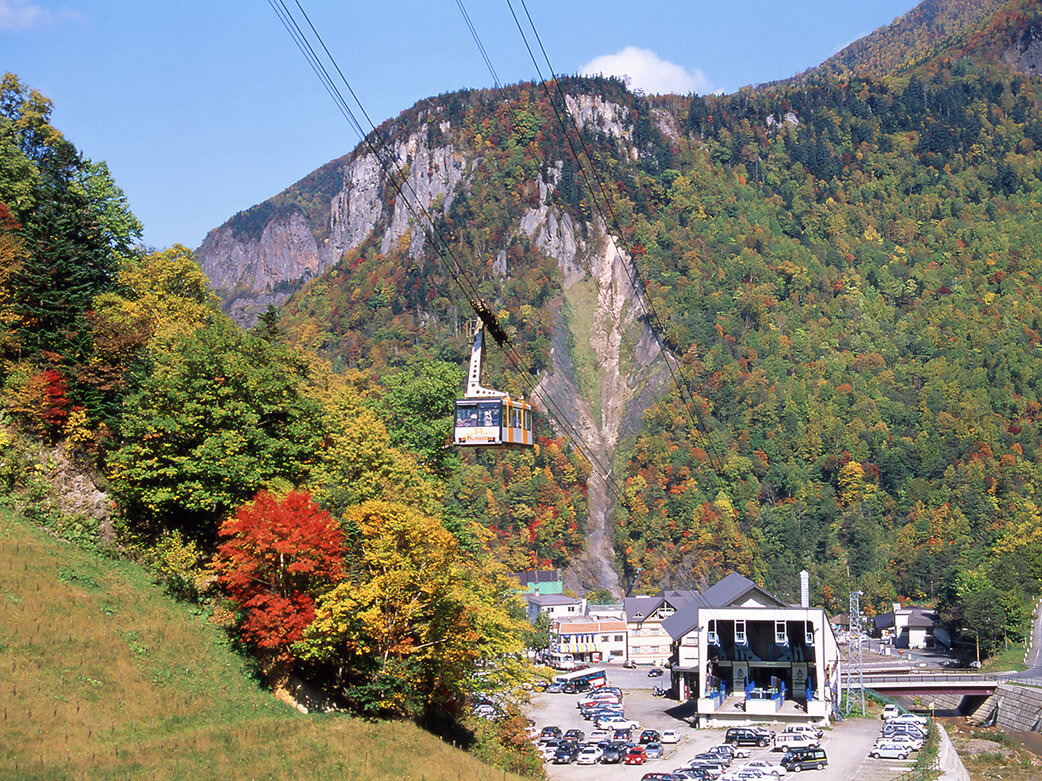 北海道大雪山の紅葉とロープウェイ