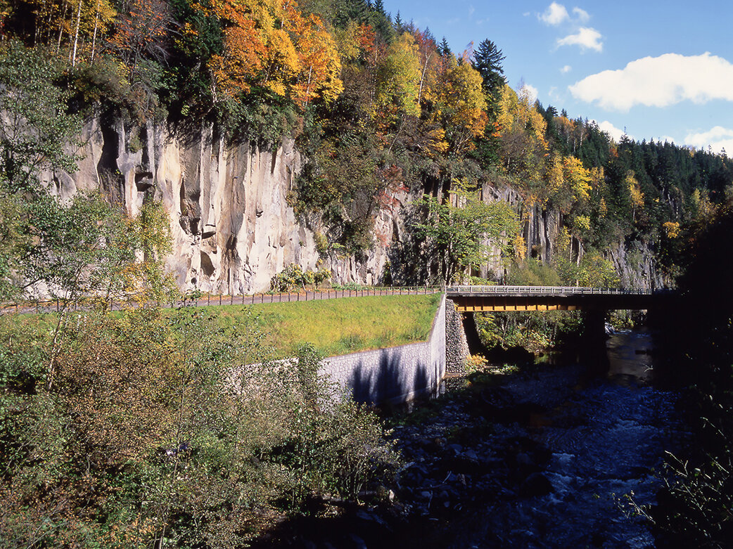 北海道大函の川から見る紅葉