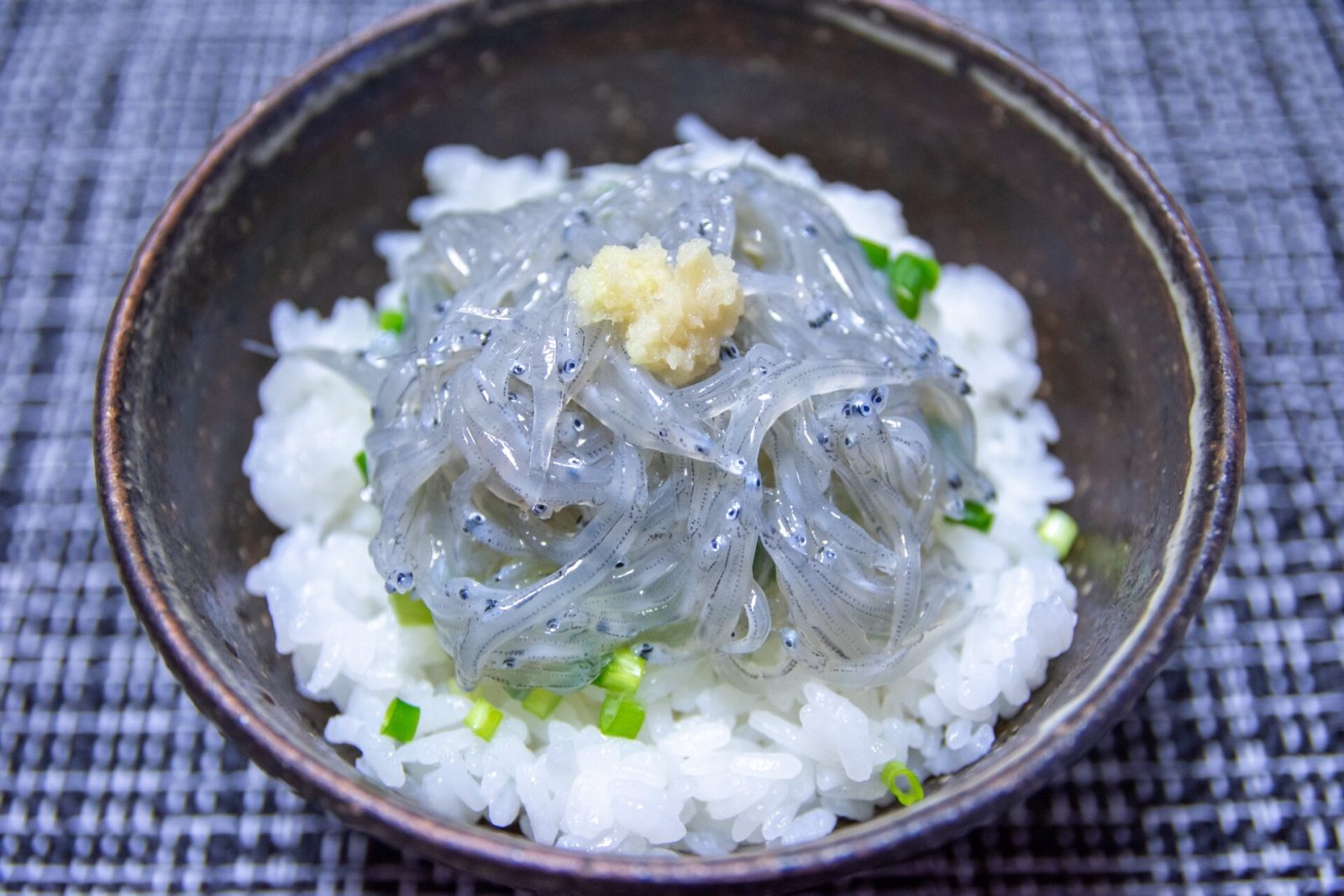 温かいご飯のった生しらす