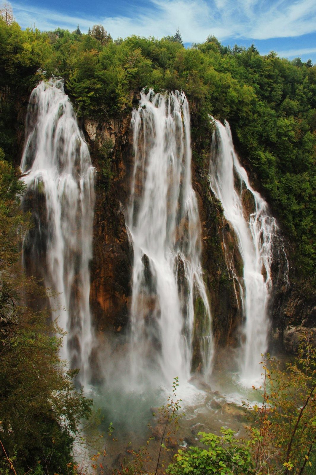 プリトヴィツェ湖群の上湖郡からみる滝