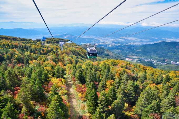 山形県蔵王のロープウェイから見る紅葉