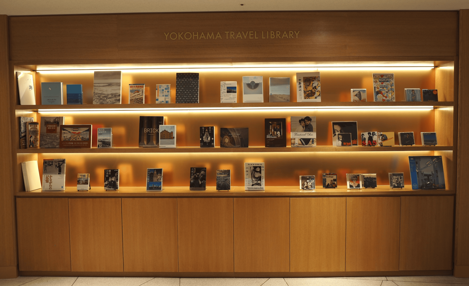 横浜マリンタワーのYOKOHAMA TRAVEL LIBRARY