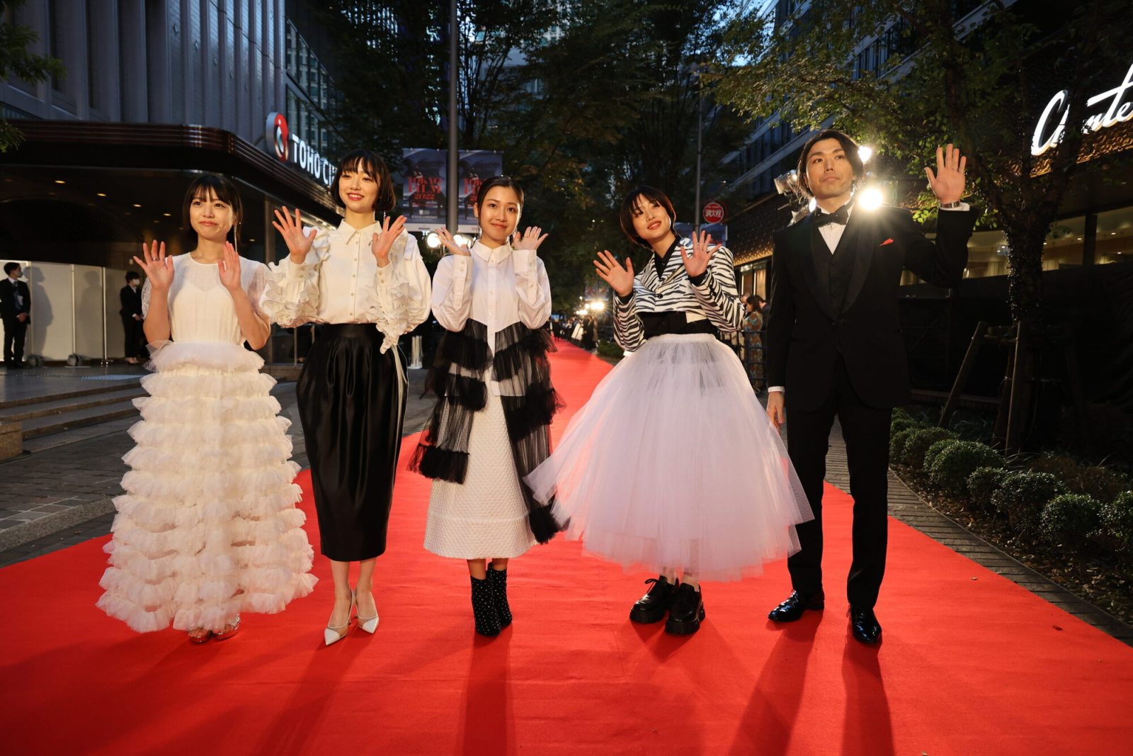 東京国際映画祭に出席した「少女は卒業しない」の監督・俳優陣