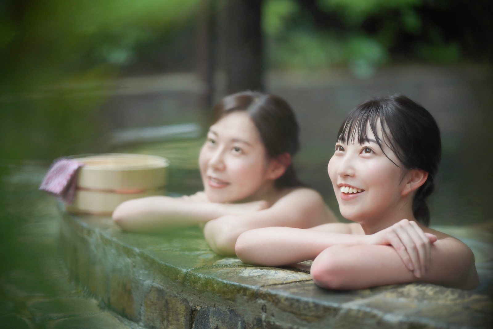 温泉に入る女性