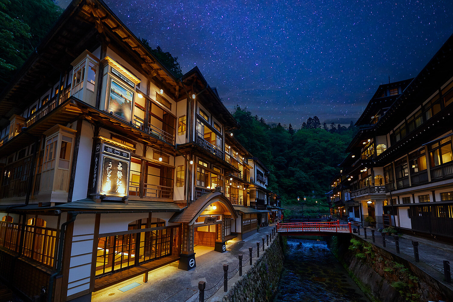 銀山温泉の本館古勢起屋