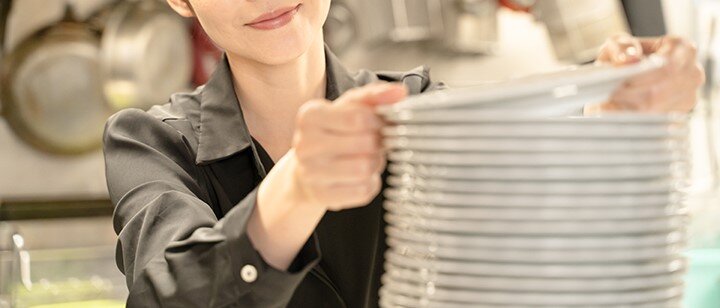 食器を整理する女性