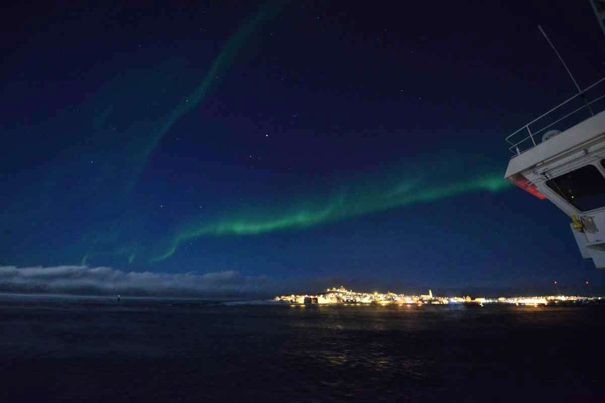 ノルウェー北端の沿岸部で見られるオーロラ