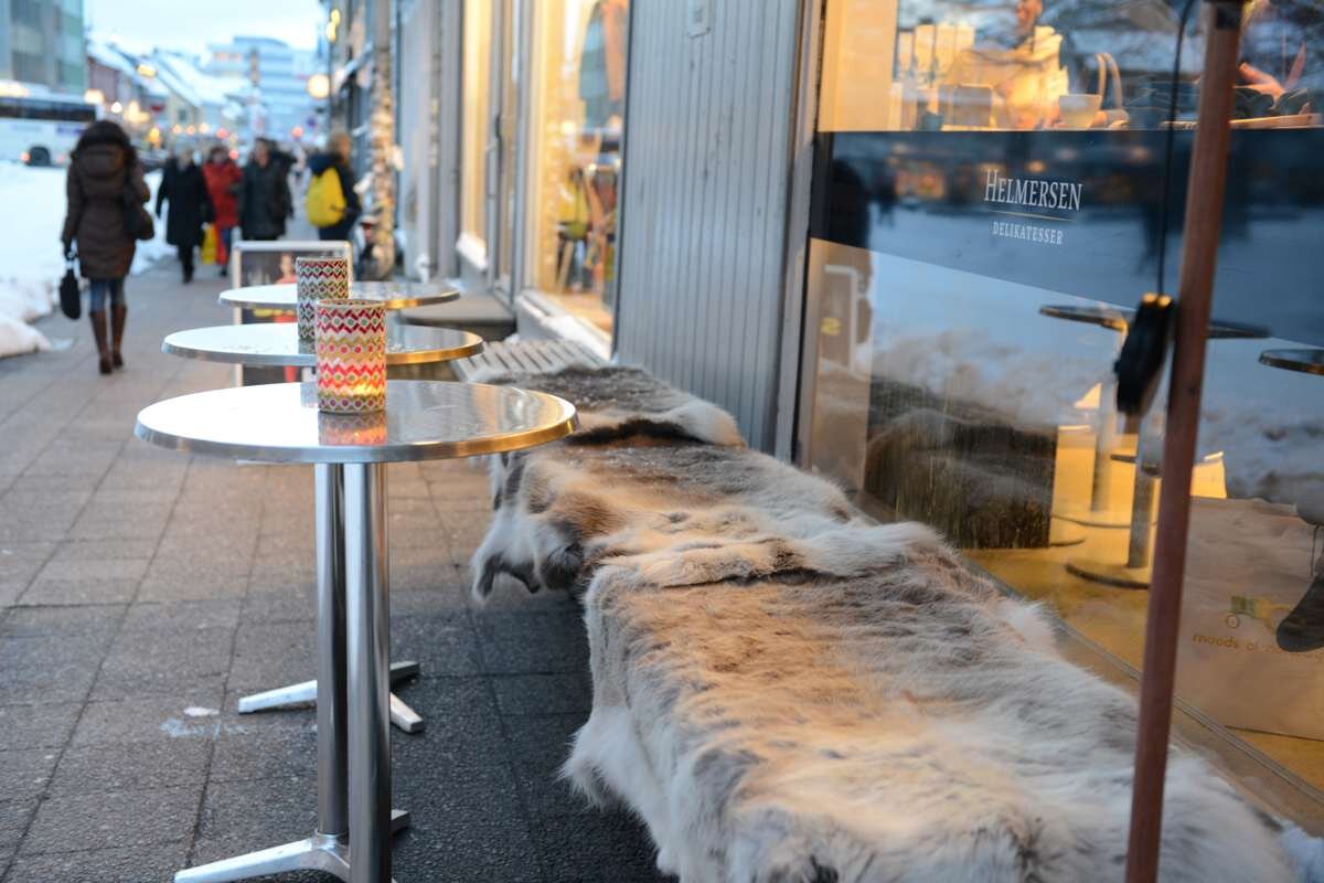 北欧のレストランにある外のベンチ