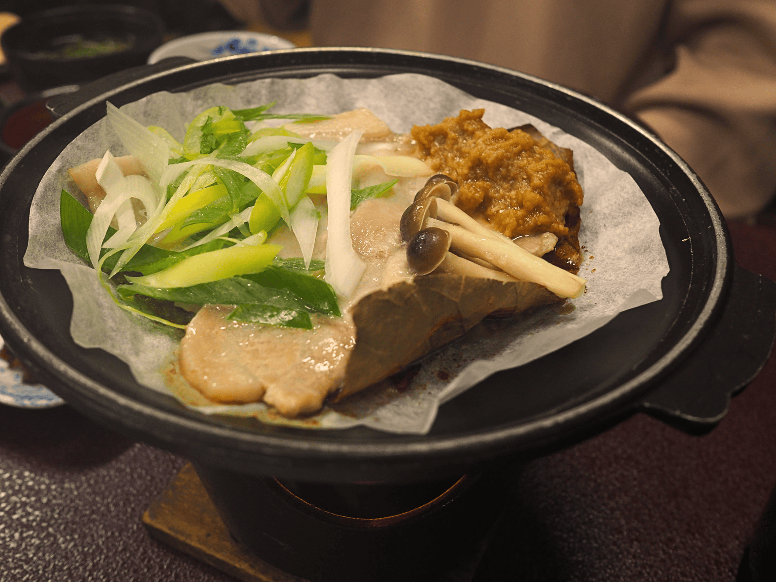 岐阜県の白川郷お食事処いろりの結旨豚の朴葉味噌焼き