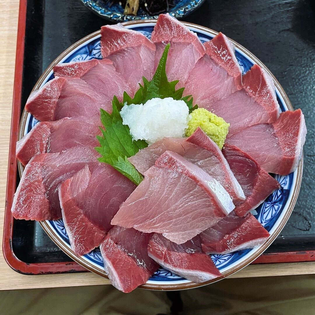 氷見漁港の魚市場食堂の「氷見ぶり丼」