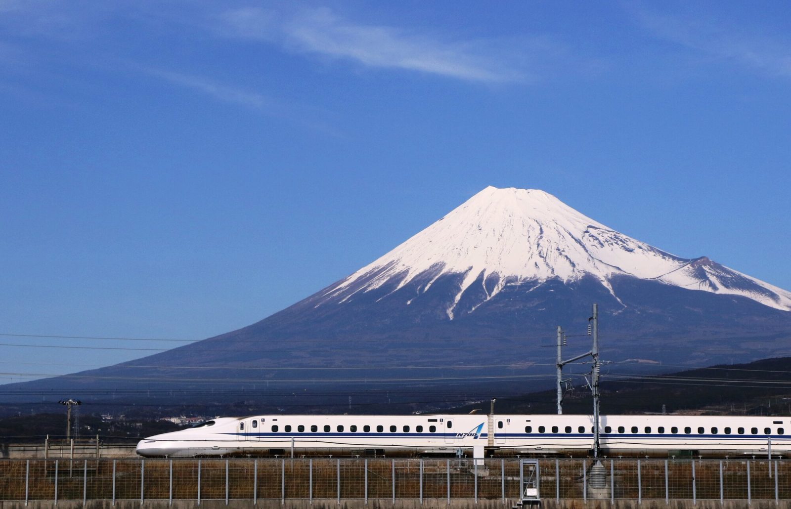 富士山をバックに走る「こだま」号。三島〜新富士間