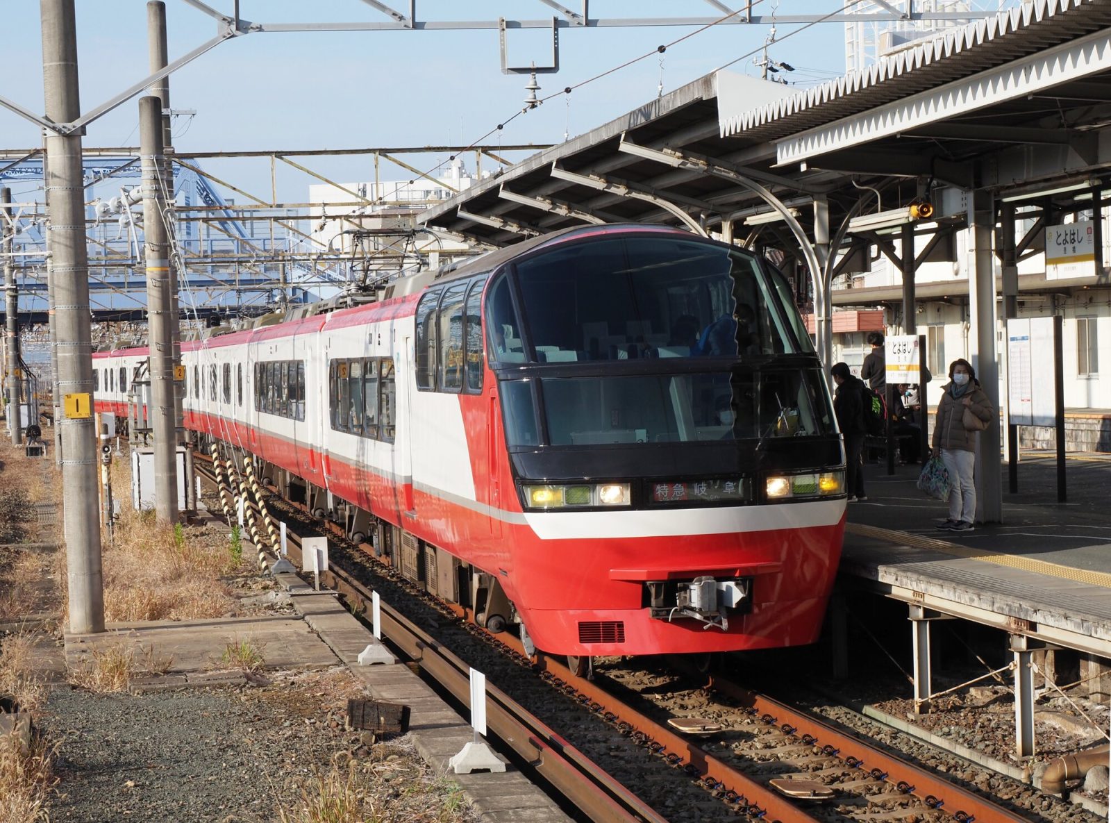 豊橋駅に到着する名鉄の「パノラマsuper」