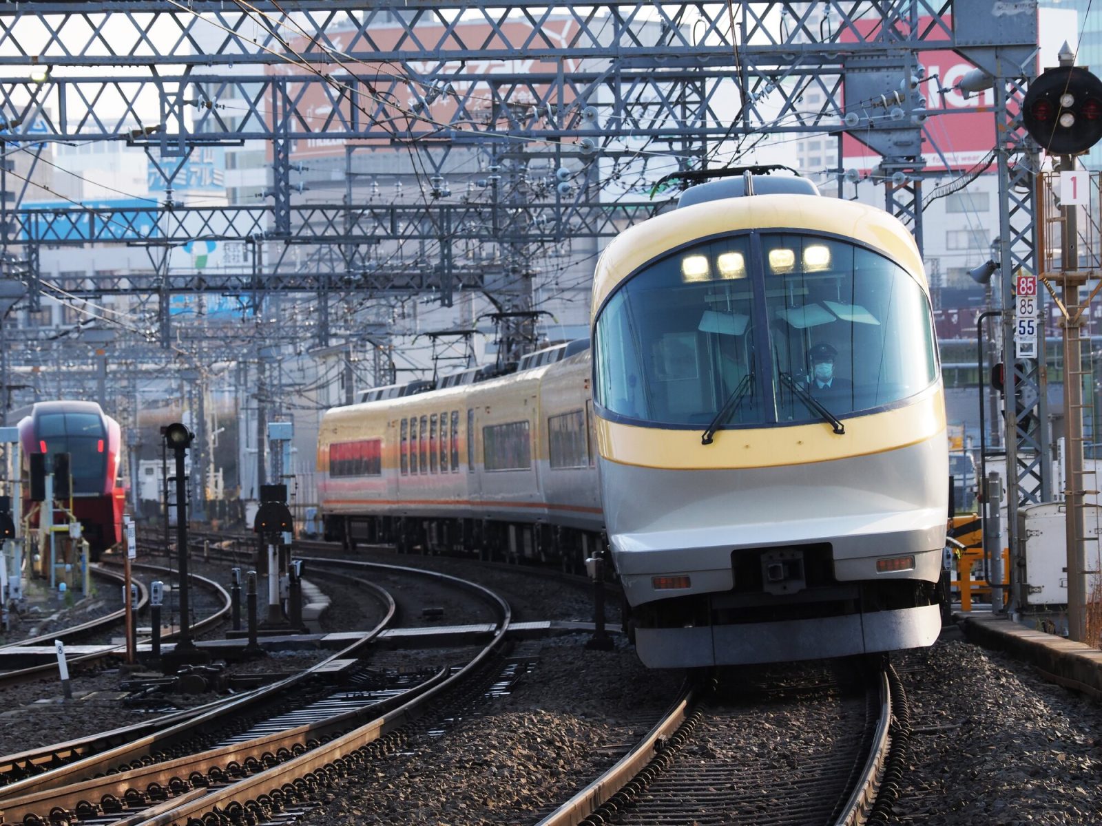 近鉄名古屋駅を発車した近鉄特急「伊勢志摩ライナー」