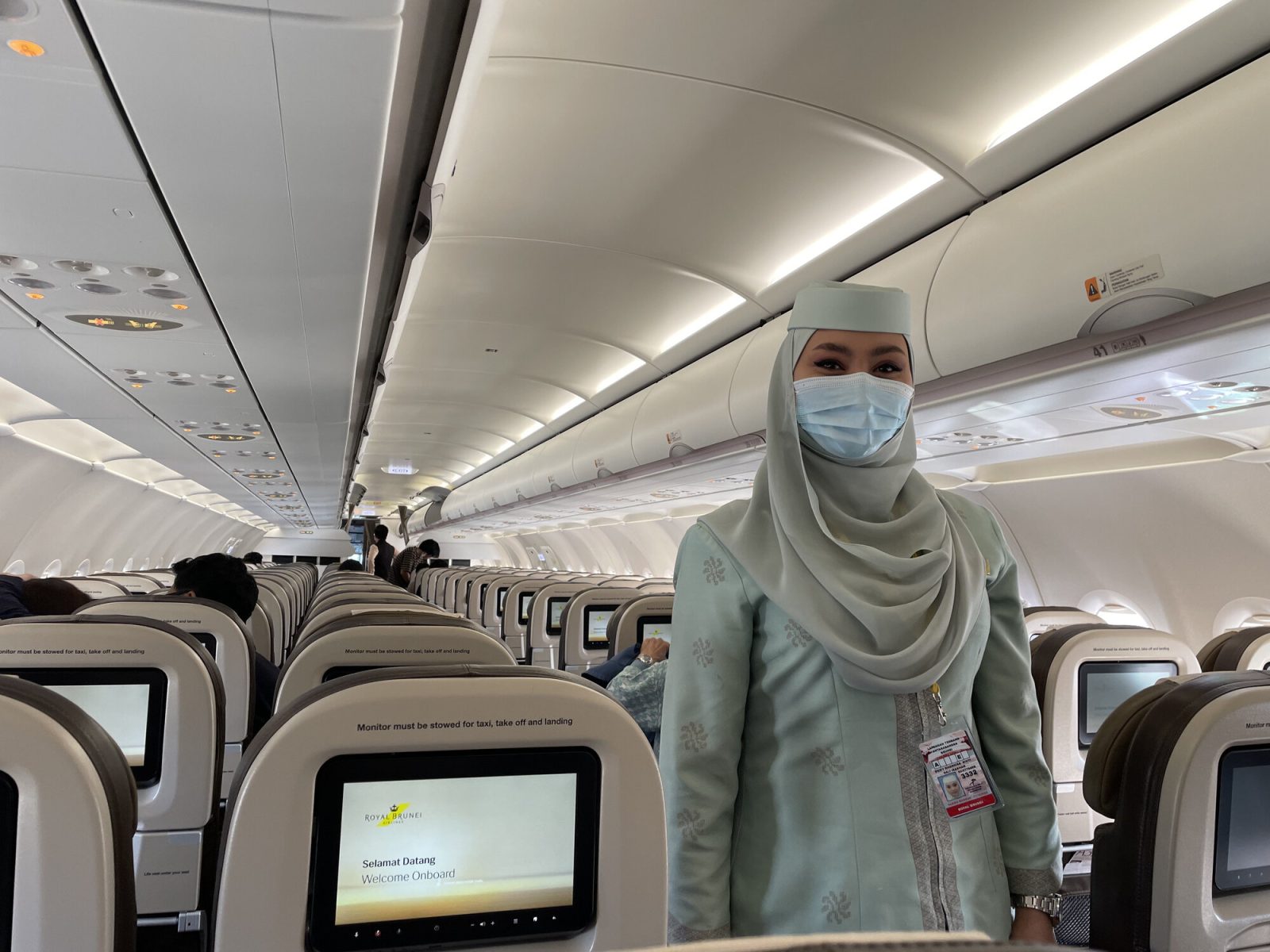 ロイヤルブルネイ航空の機内とキャビンアテンダント