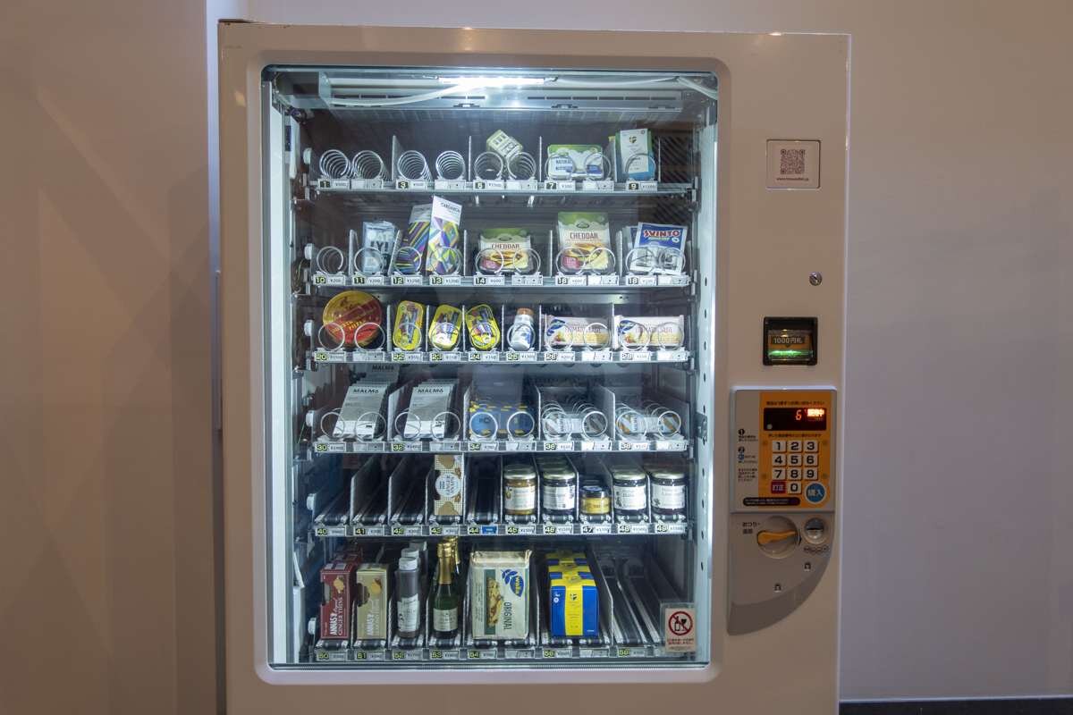 スウェーデン大使館にあるTRY SWDISH!の自動販売機