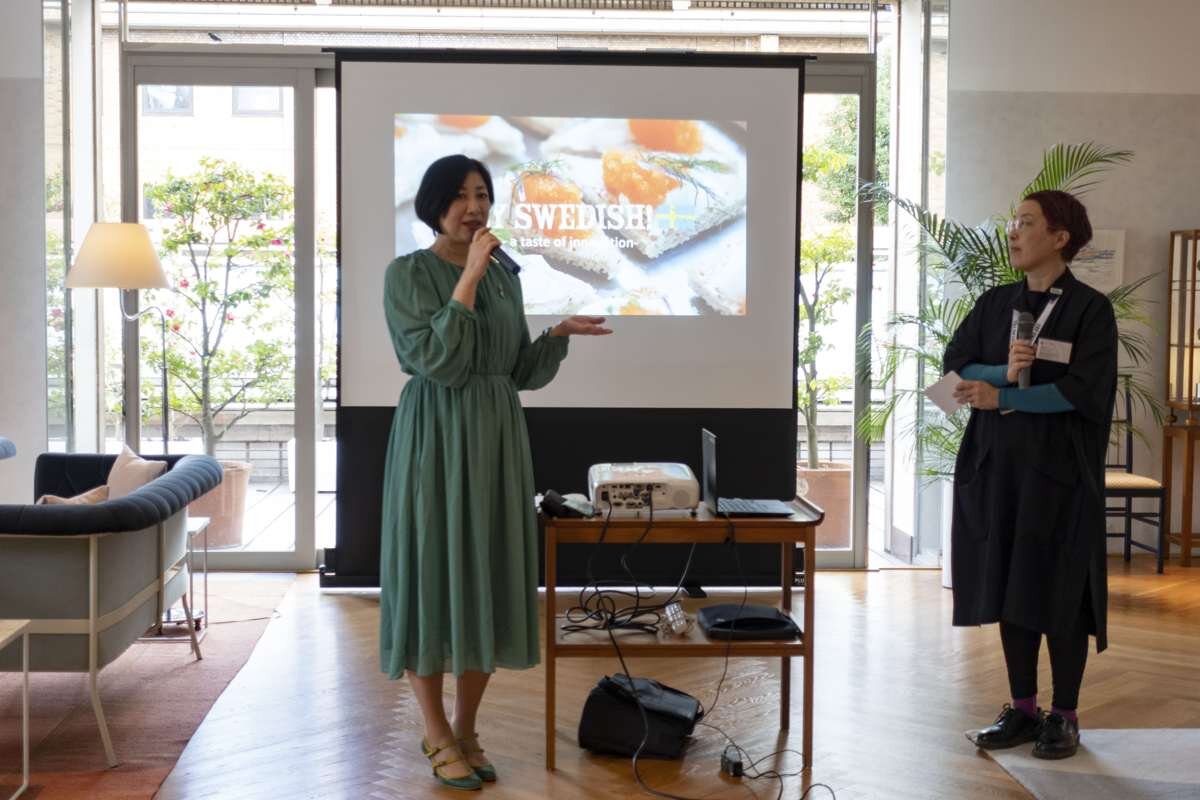 三田陽子さん（左）と大使館広報スタッフのヨハンソン弘美（右）さんによるトークイベント