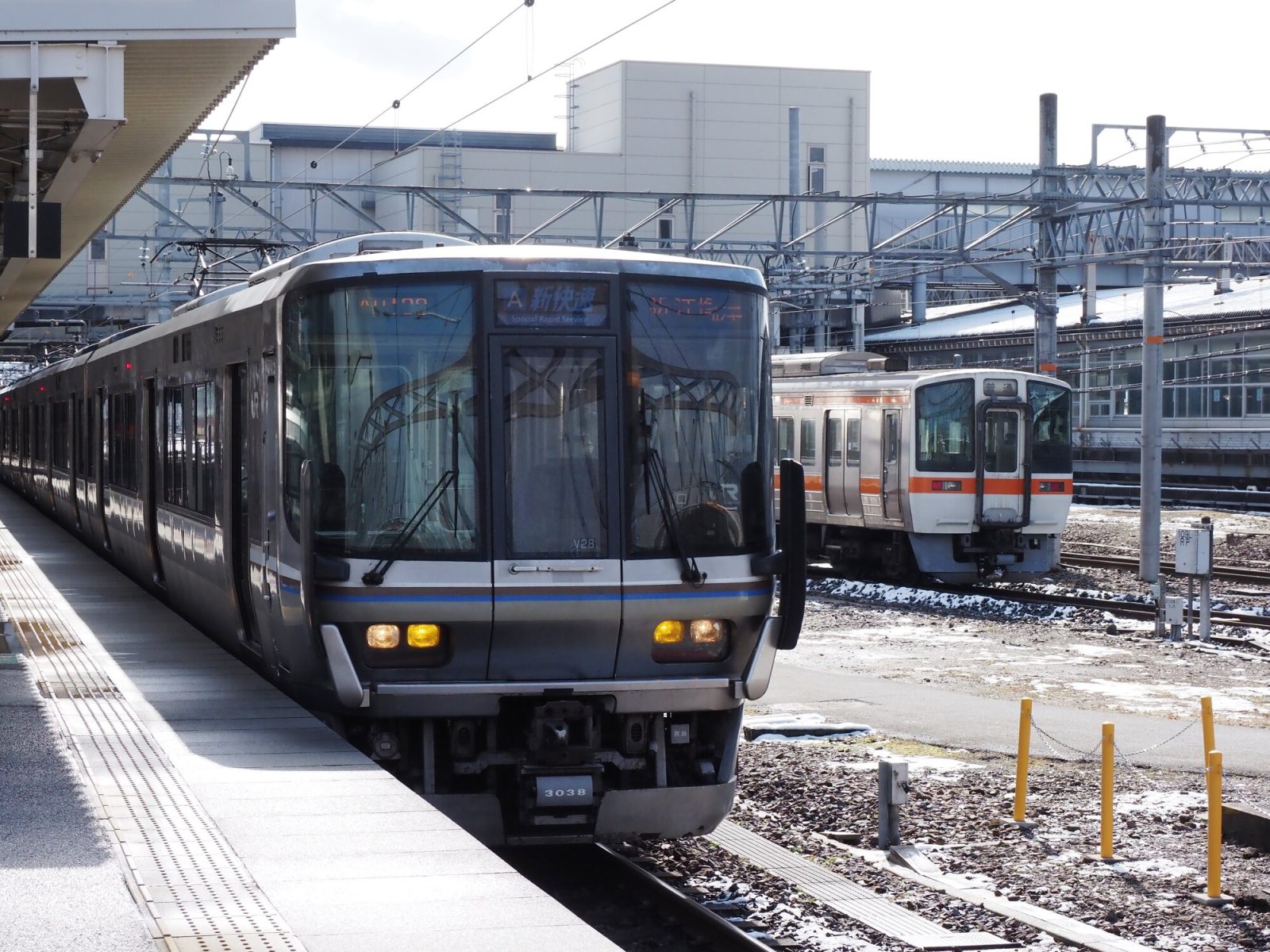 米原駅に停車中のJR西日本223系「新快速」
