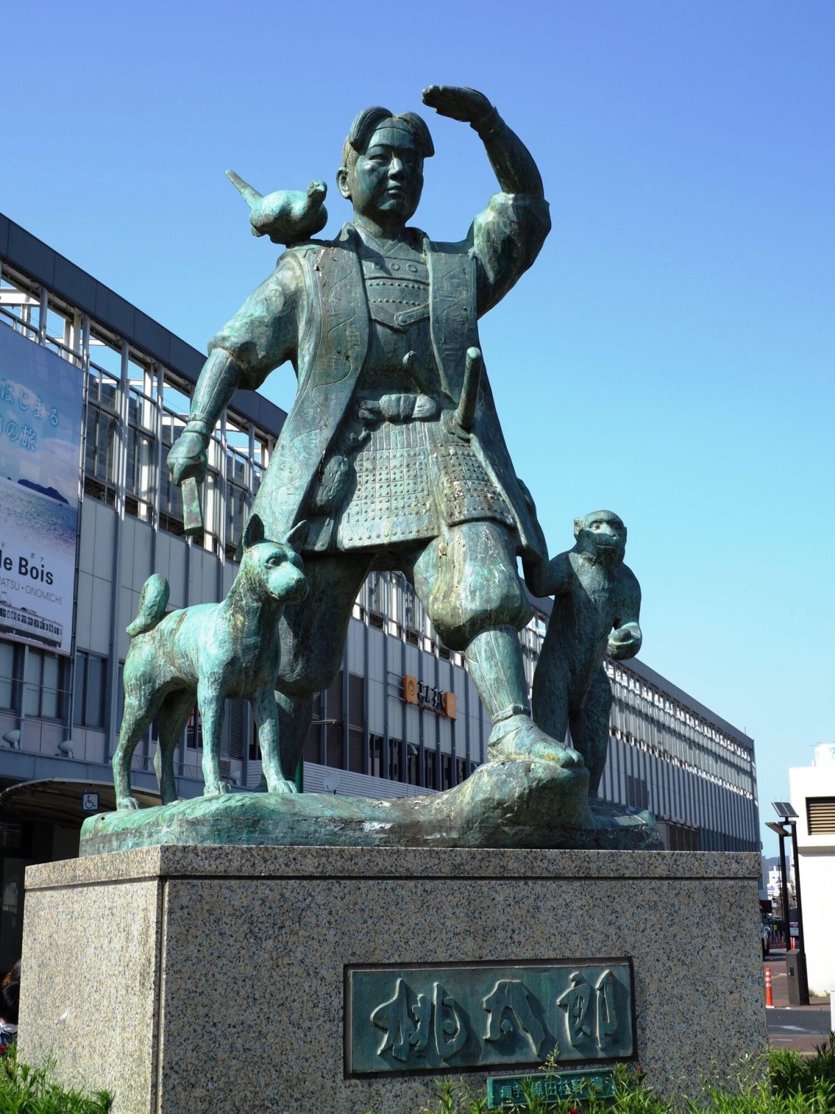 岡山駅の桃太郎像
