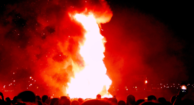 スペインのサン・ファンの火祭り