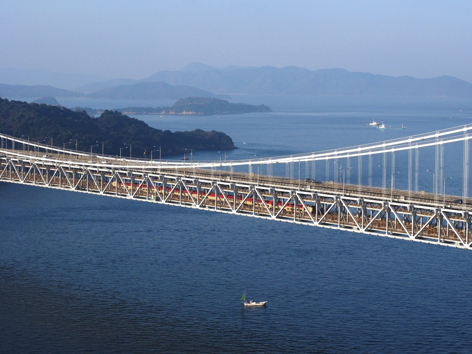 寝台特急「サンライズ瀬戸」号が渡る瀬戸大橋