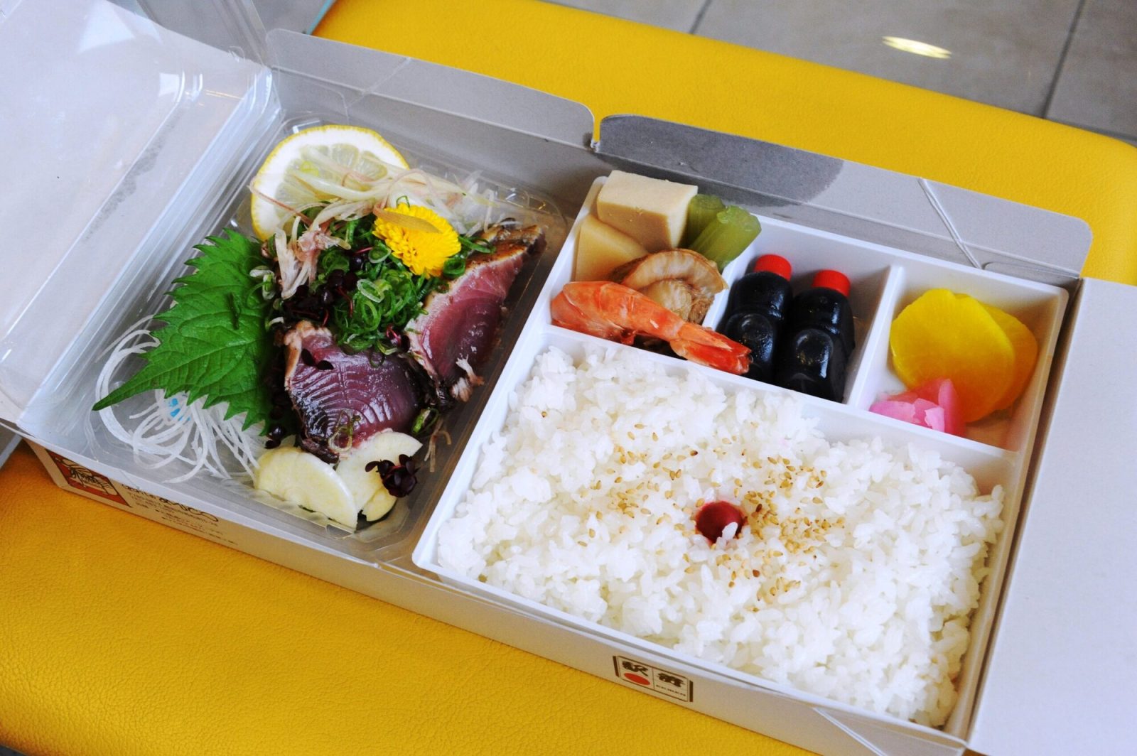 高知駅で販売されている仕出しのアンドウの「かつおたたき弁当」