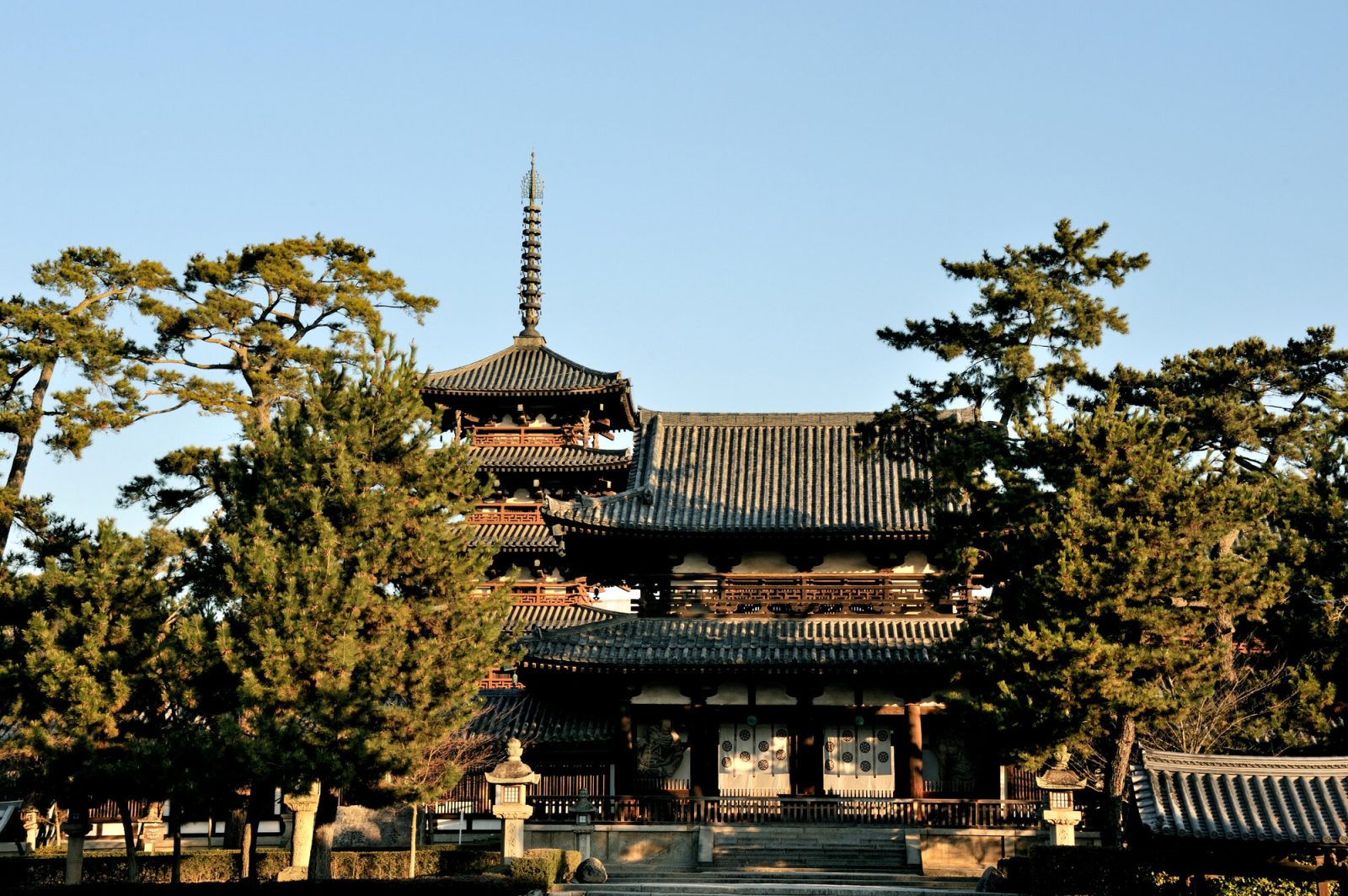 法隆寺の中門と五重塔