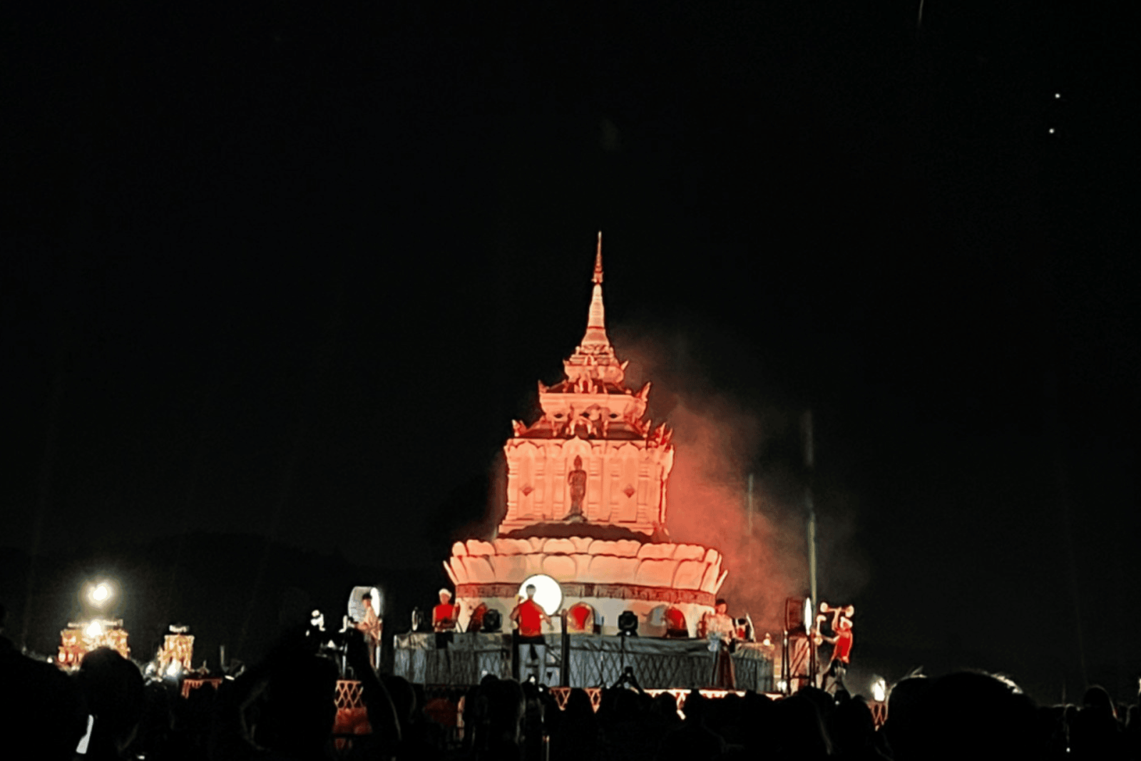 コムローイ祭りで行われる仏教の儀式