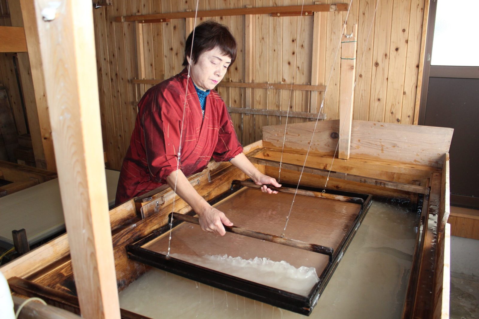 美濃和紙の製法の流し漉き