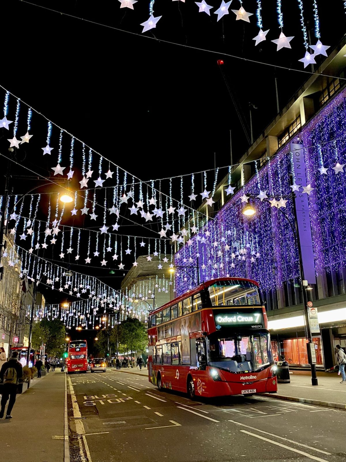ライトアップされたロンドンのオックスフォード・サーカス（Oxford Circus）