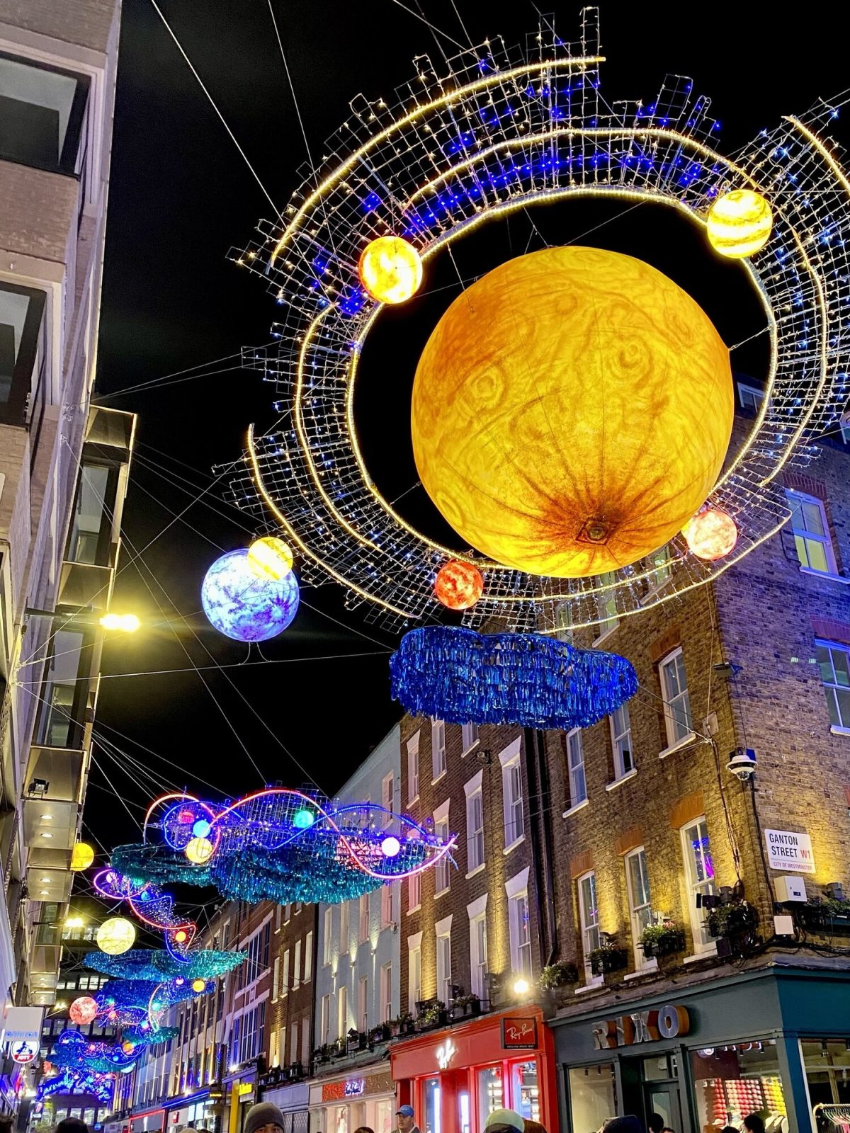 ライトアップされたロンドンのカーナビー・ストリート（Carnaby Street）