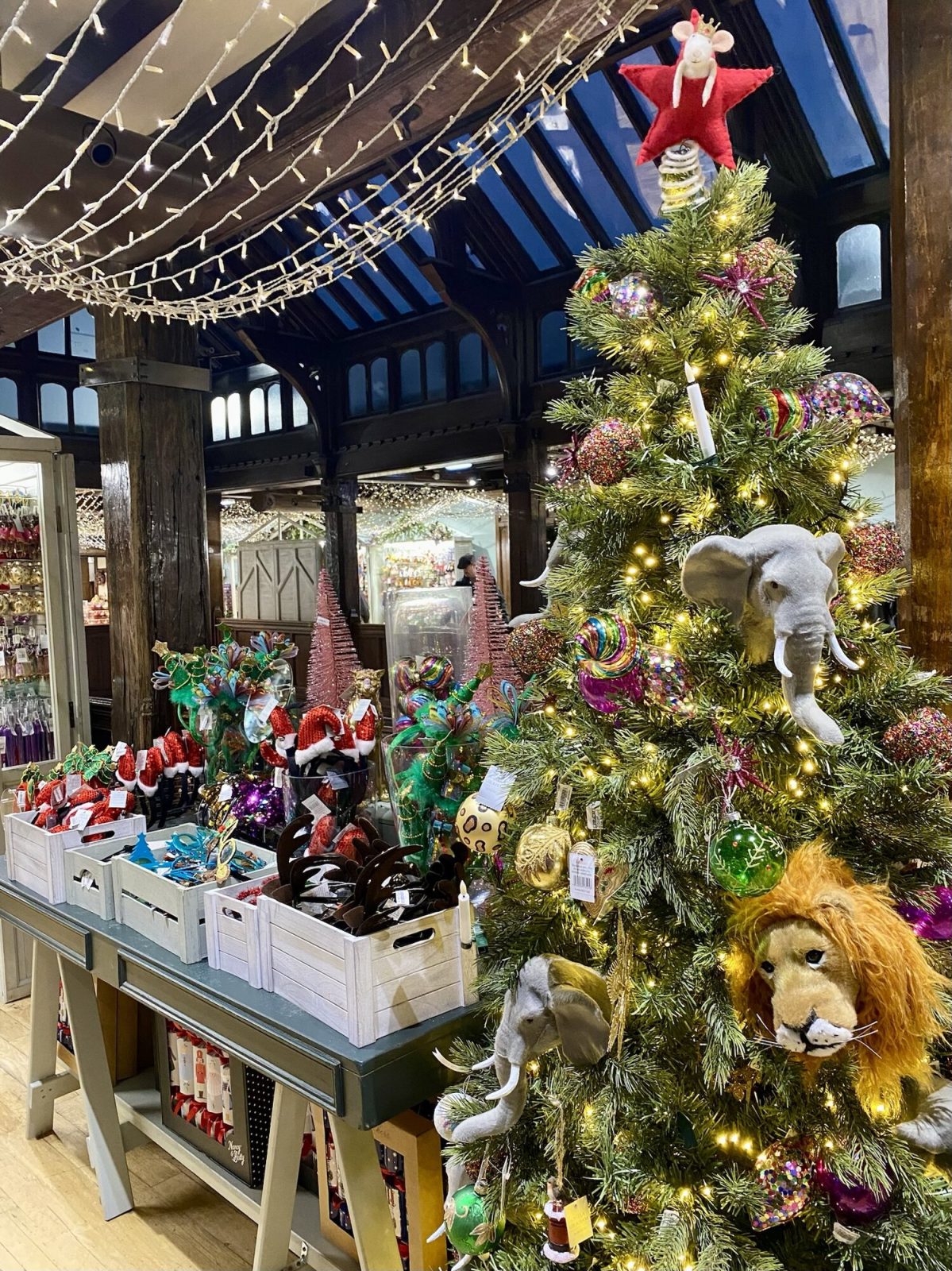 クリスマスのデコレーションがされたロンドンのリバティ百貨店内