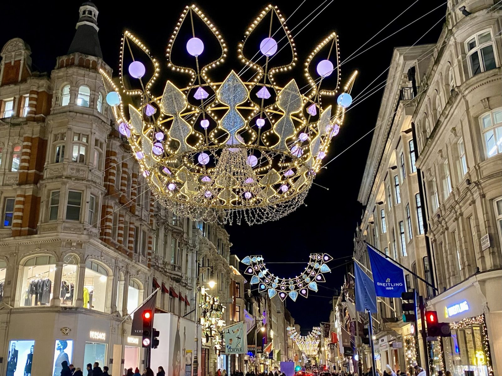 ライトアップされたロンドンのボンド・ストリート（Bond Street）