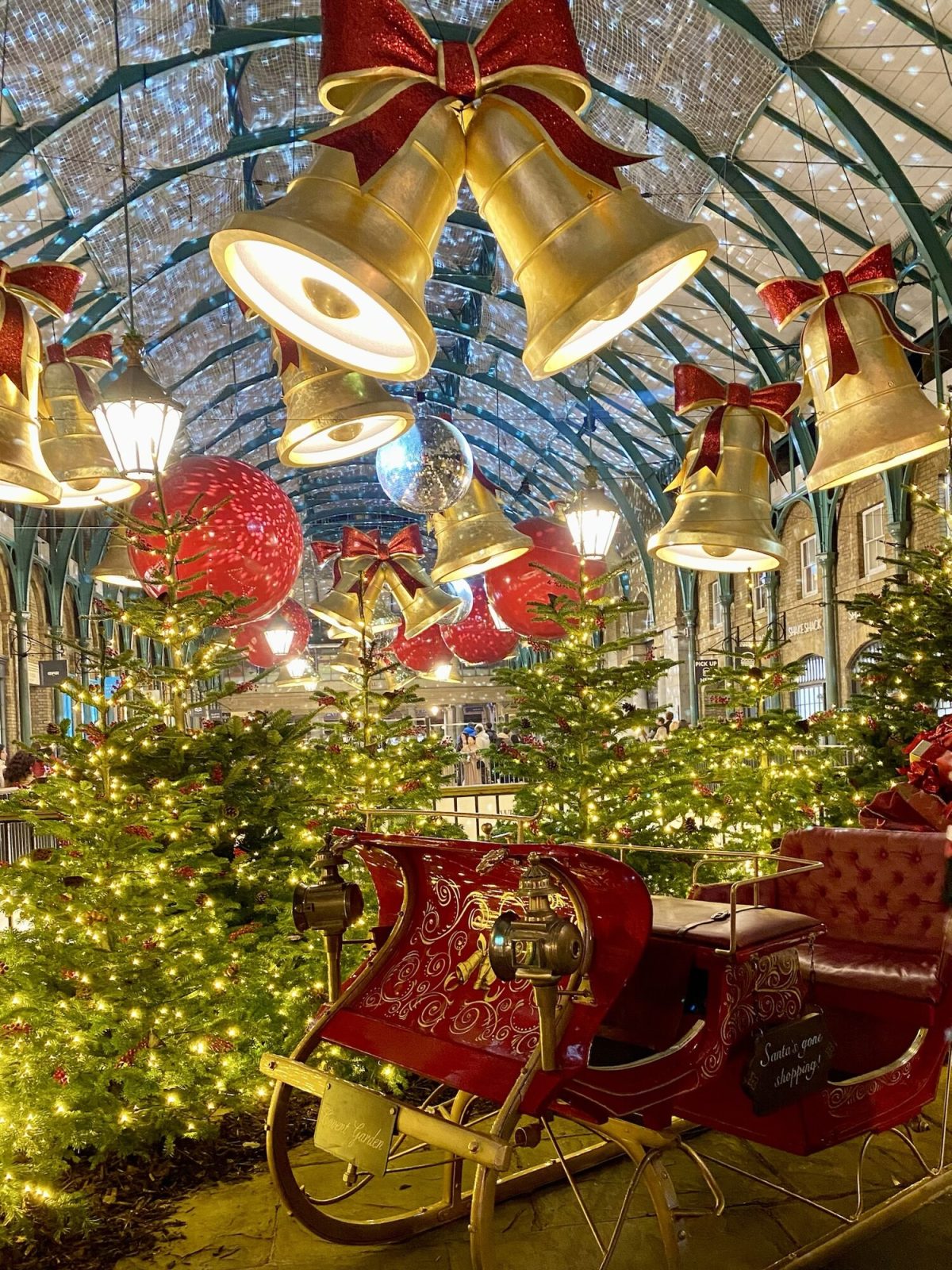 クリスマスのデコレーションがされたロンドンのコヴェント・ガーデン（Covent Garden）