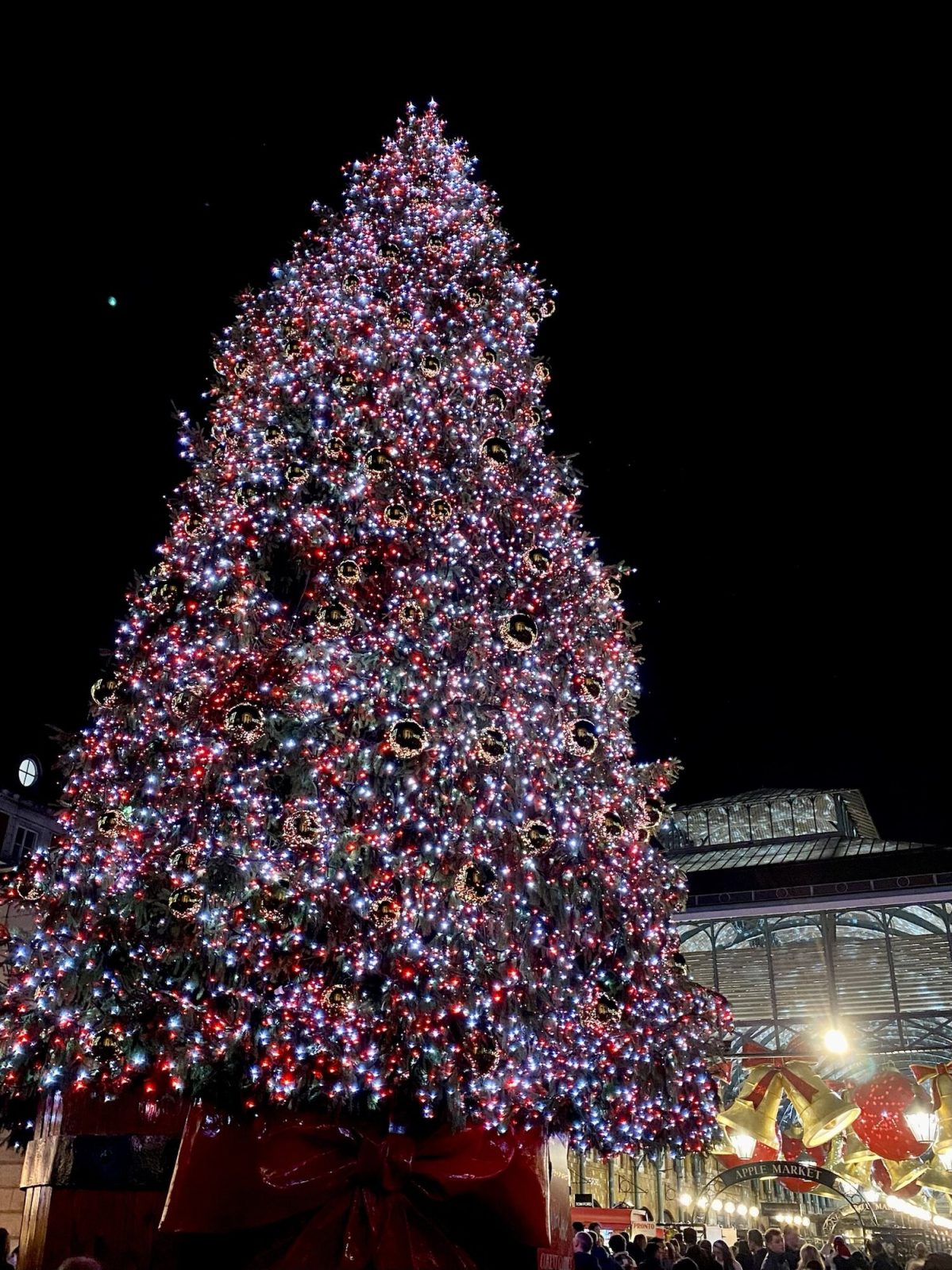 ロンドンのコヴェント・ガーデン（Covent Garden）で見られるピンク色のクリスマスツリー