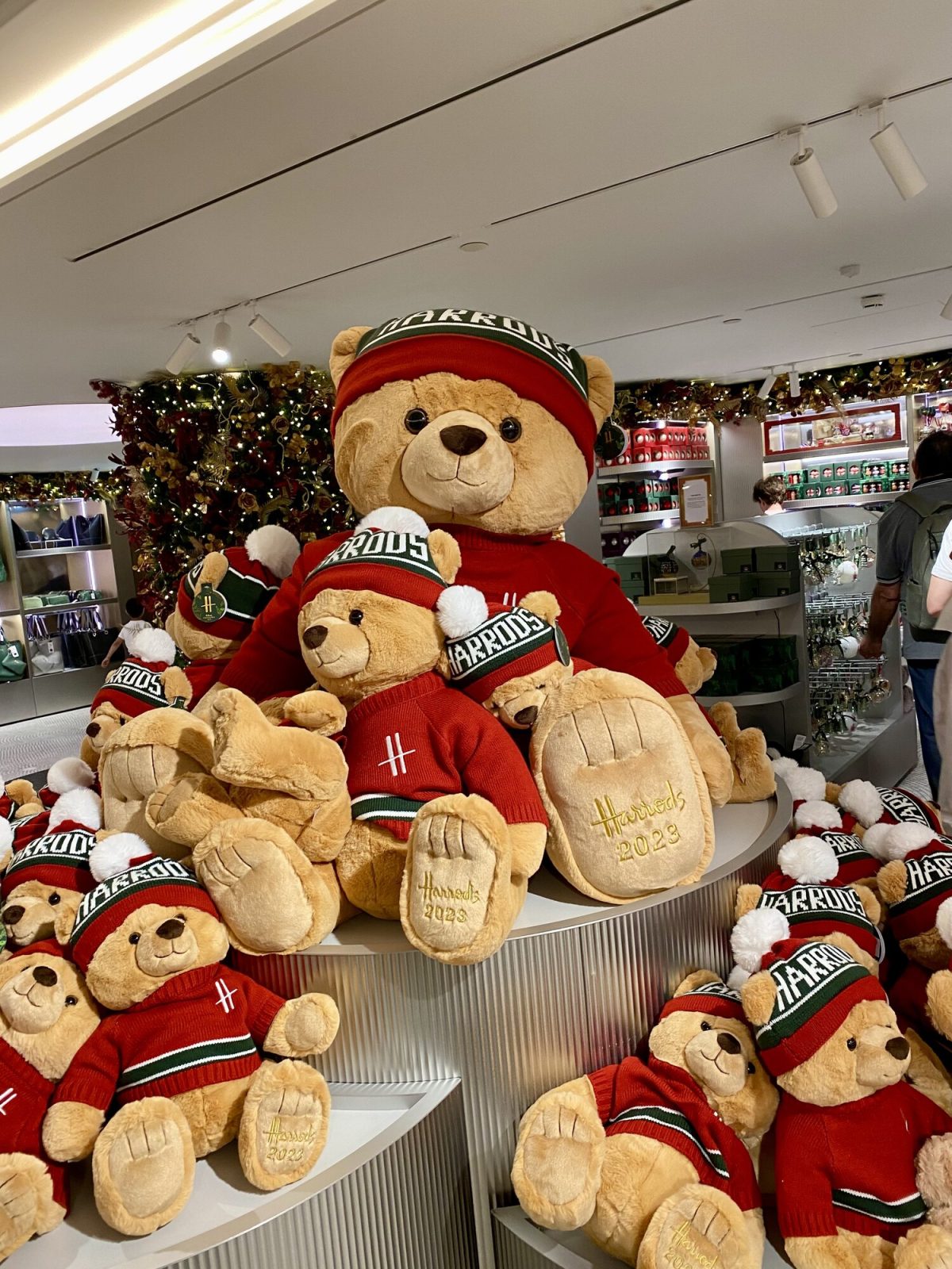 ロンドンのハロッズ（Harrods）で販売されているクリスマスベア