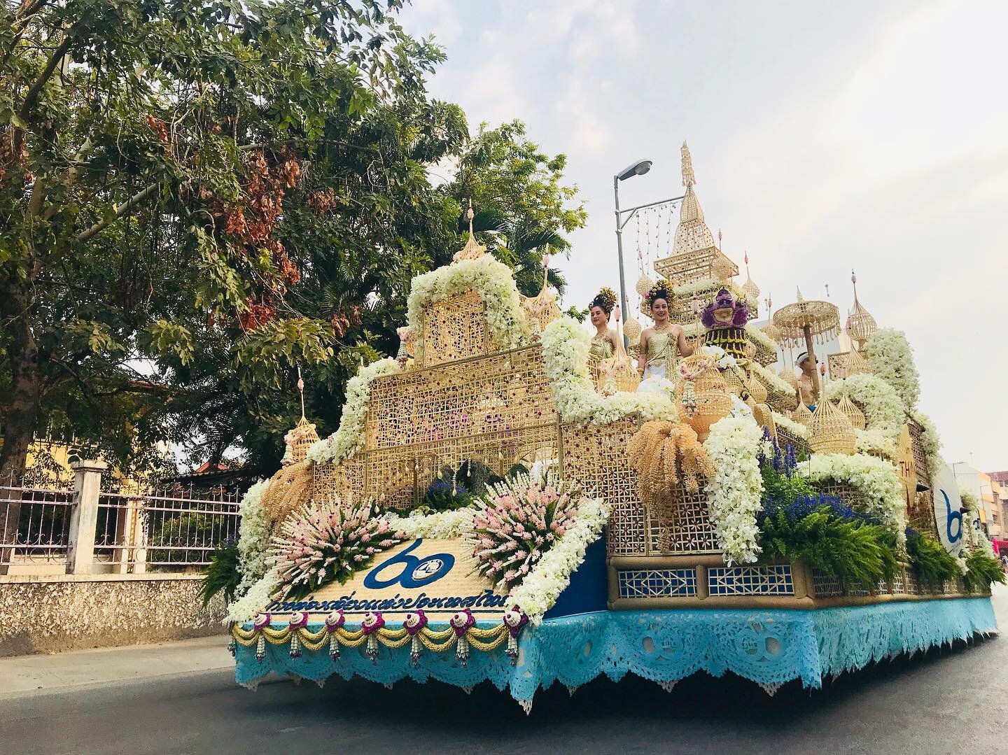チェンマイ花祭りで開催されるパレード