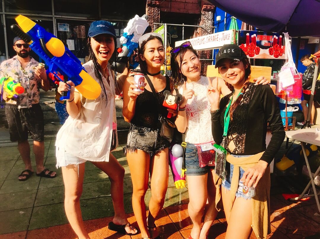 ソンクラーンの水かけを楽しむ人々