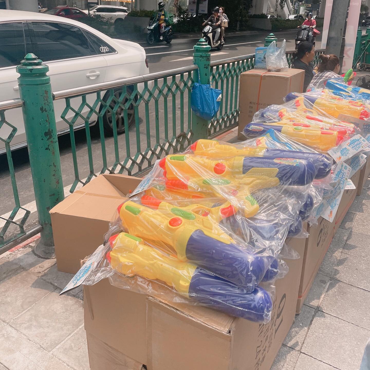 ソンクラーン時期に路上で販売される水鉄砲