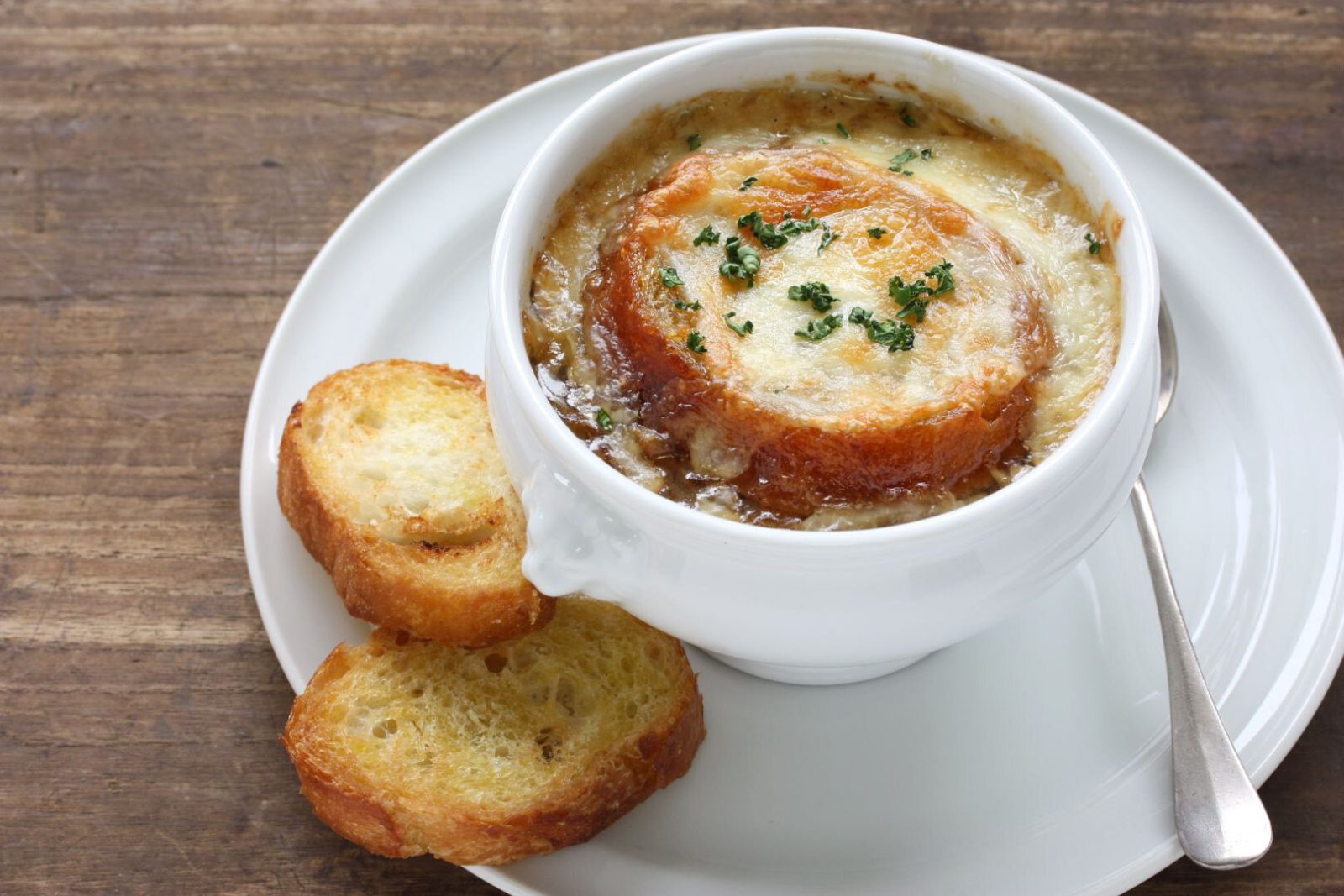 フランス料理のオニオングラタンスープ