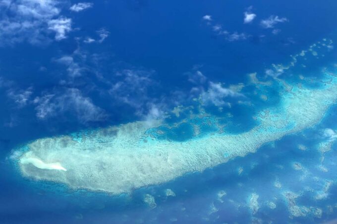 上空から見た珊瑚礁の美しい姿