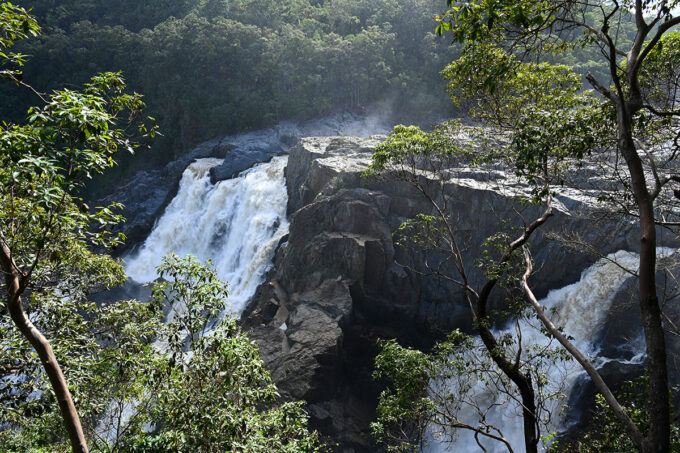 迫力ある水量が流れるバロン滝
