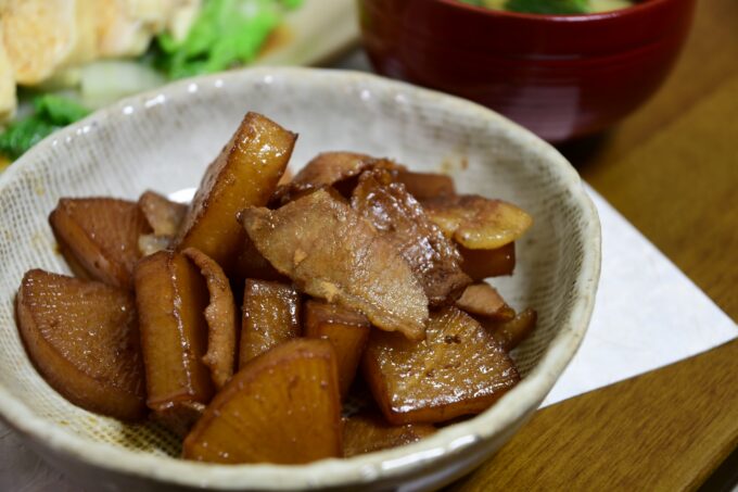 丹波焼に盛られた和食料理