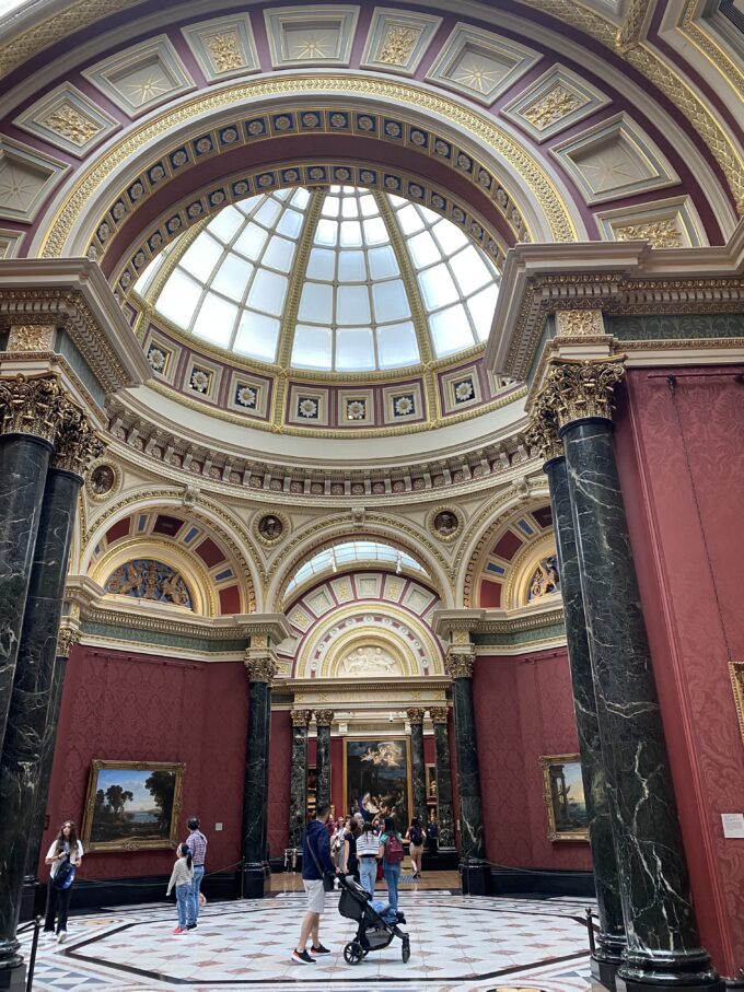 イギリス初の国立美術館「National Gallery」の館内