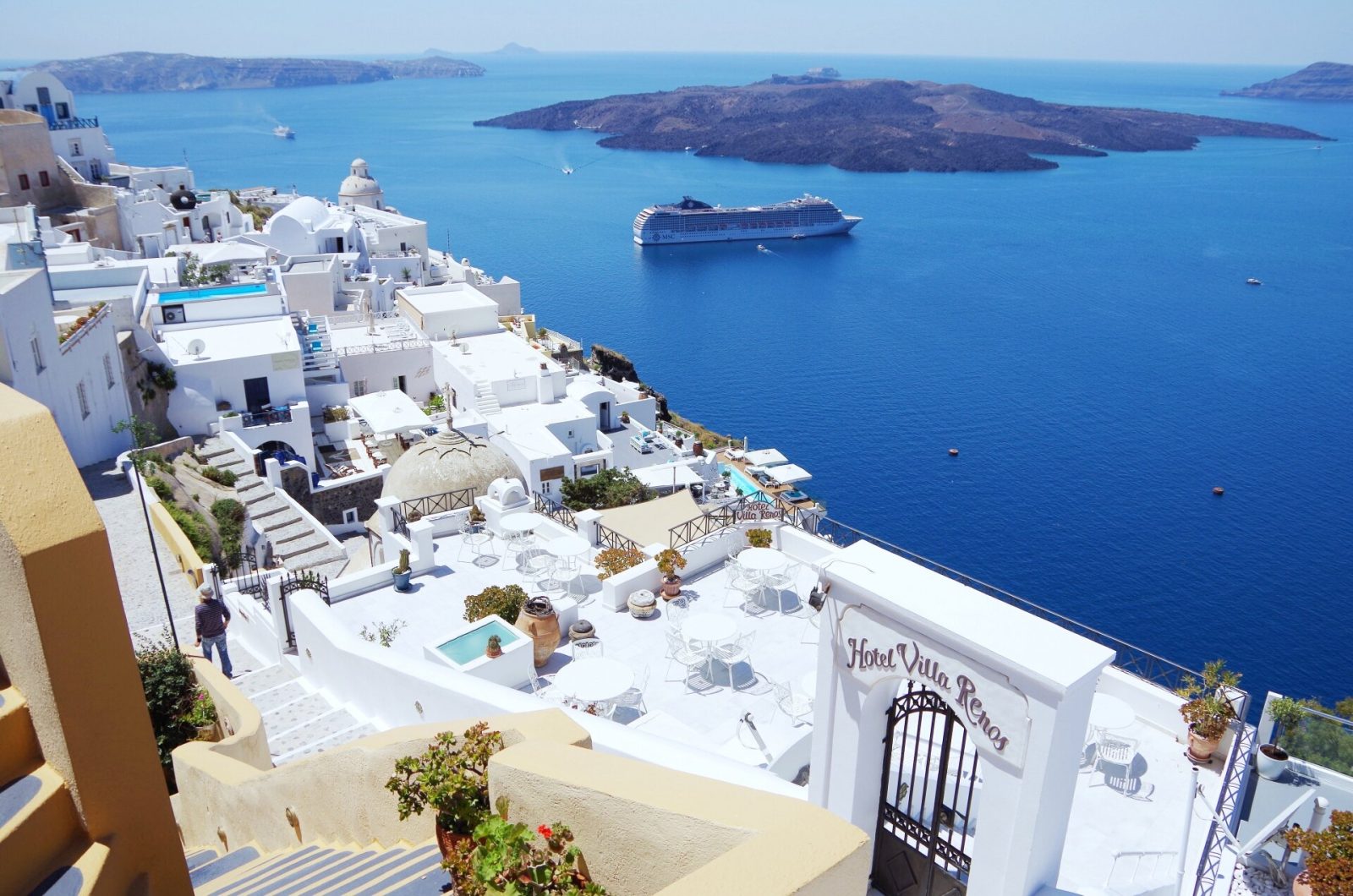 ギリシャ・サントリーニ島でリゾートステイ!絶景ヴィラで過ごす至福の