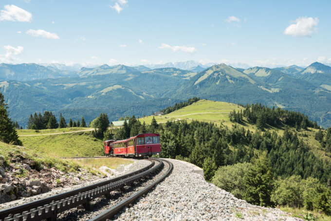 アルプスの山々を一望するパノラマが楽しめるシャーフベルク鉄道