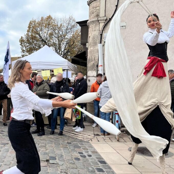 ブルゴーニュ地方ボーヌの町で開催されるワインの祭典「栄光の3日間」で大道芸を披露するパフォーマー