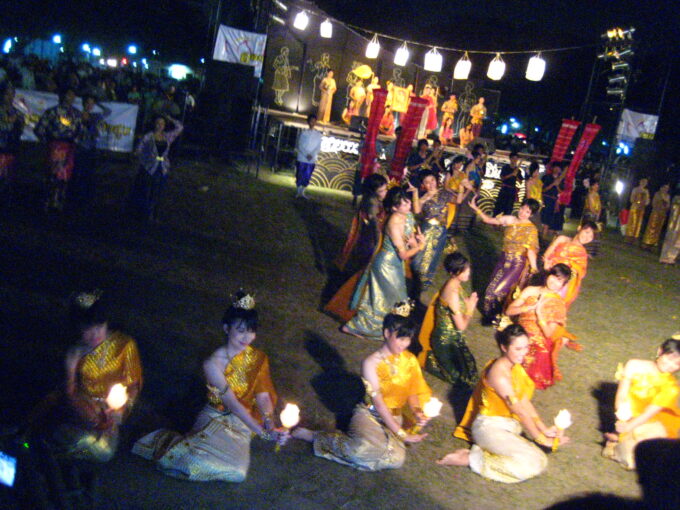 コムローイ祭りの踊り子たち