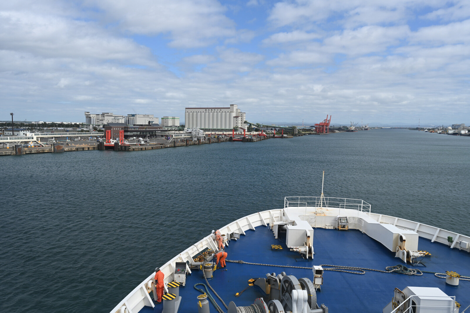 フェリーの船首から見える苫小牧港